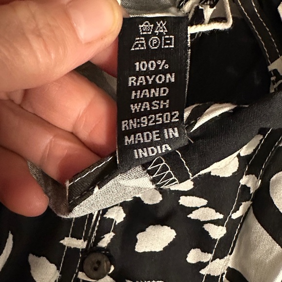 S/M.    NWT.  Sacred Threads Black and White Abstract Tunic. BL/GR - Picture 4 of 4